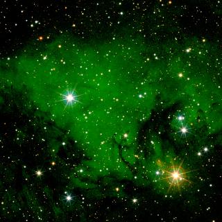 Imagen de la región de Cygnus-X cerca de la asociación Cygnus OB2. 2MASS J20395358+4222505 es la estrella con el borde rojo (revelando la alta extinción) cerca de la esquina superior izquierda. (Cortesía del proyecto GALANTE, I.P. J. Maíz Apellániz). 