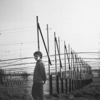 Jocelyn Bell Burnell junto al radiotelescopio que construyó. Cortesía de Martin Burnell