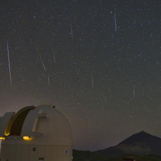 Algunas de las Gemínidas más brillantes que el videomaker de sky-live.tv Daniel Padrón capturó en apenas 30 minutos la noche del 13 al 14 de diciembre de 2020 en el Observatorio del Teide del Instituto de Astrofísica de Canarias. En la imagen, el telescopio OGS, de la Agencia Espacial Europea, y el volcán Teide, en la isla de Tenerife, bañados por las Gemínidas y bajo el brillo de Marte (en el cuadrante superior derecho). Crédito: Daniel Padrón (sky-live.tv). Imagen en alta calidad: https://flic.kr/p/2kgT6K