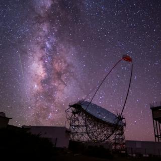 Perseida sobre uno de los telescopios MAGIC