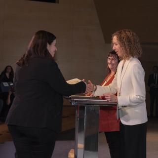 Ana Escorza recibiendo la beca de la Fundación La Caixa