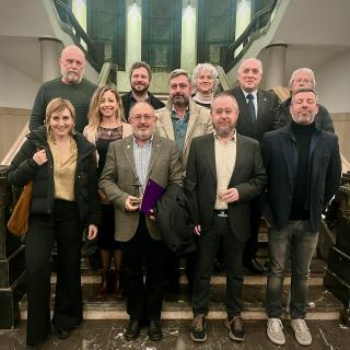 Artemio Herrero Davó sostiene el Premio Institucional a la Investigación de la ULL acompañado de compañeros y compañeras del IAC 