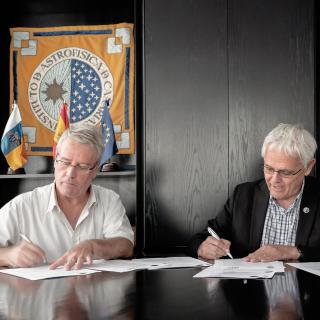 The representing of EST-FC, Manuel Collados and the director of the IAC, Valentín Martínez Pillet / Inés Bonet (IAC) The representing of EST-FC, Manuel Collados and the director of the IAC, Valentín Martínez Pillet / Inés Bonet (IAC)