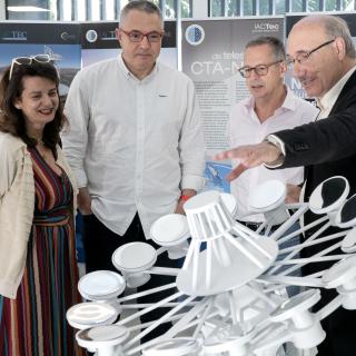 El director de la Agencia Espacial Española, Juan Carlos Cortés Pulido, junto con la Jefa de Departamento de Ciencia de la Agencia Espacial Española, Cecilia Hernández en la visita a IACTEC con el director del IAC, Rafael Rebolo y el responsable de IACTEC Espacio, Alex Oscoz.