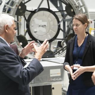Bethany Ehlmann junto al director del IAC, Valentín Martínez Pillet, durante la visita a las instalaciones del IAC
