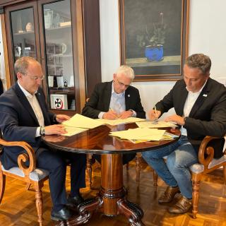 (From left to right) The president of the Cabildo de La Palma, Sergio Rodríguez; the director of the IAC, Valentín Martínez Pillet; and the executive director of the La Palma Biosphere Reserve, Alfonso Montes de Oca, during the signing of the protocol