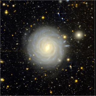 Comparison between an observed galaxy (right) and a simulated galaxy (left) showing similarities in mass and size.