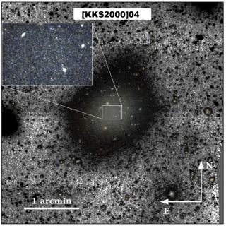 Una distancia de 13 Mpc resuelve las anomalías de la galaxia carente de materia oscura La galaxia ultra-difusa KKS2000 04 (NGC1052-DF2), en la dirección de la constelación de Cetus, considerada previamente como una galaxia sin materia oscura.