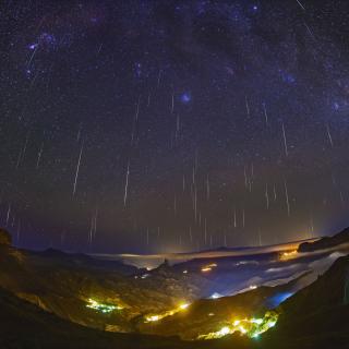 Lluvia de estrellas de las Gemínidas 2020 sobre el valle de Tejeda (Gran Canaria)