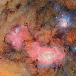 Las primeras imágenes de las nebulosas Trífida y Laguna captadas por el Observatorio Vera C. Rubin. Esta imagen combina 678 imágenes separadas tomadas en poco más de siete horas de tiempo de observación. Las primeras imágenes de las nebulosas Trífida y Laguna captadas por el Observatorio Vera C. Rubin. Esta imagen combina 678 imágenes separadas tomadas en poco más de siete horas de tiempo de observación