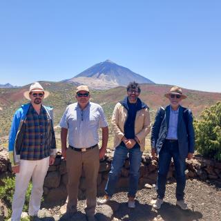 Miembros del comité internacional que evaluó el Preliminary Design Review (PDR) del experimento DALI durante su visita a un posible emplazamiento del futuro detector a gran escala en el Observatorio del Teide.  De izquierda a derecha: Gray Rybka (University of Washington), Michael Tobar (University of Western Australia), Claudio Gatti (INFN Frascati) y Yannis Semertzidis (Brookhaven National Laboratory).