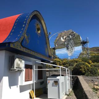 Fachada de la casa de control de MAGIC decorada con motivos inspirados en el sombrero de los Enanos, símbolo emblemático de las Fiestas Lustrales de La Palma Fachada de la casa de control de MAGIC decorada con motivos inspirados en el sombrero de los Enanos, símbolo emblemático de las Fiestas Lustrales de La Palma