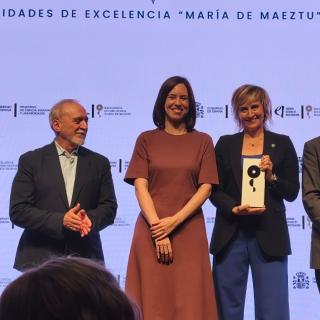 La subdirectora del IAC, Eva Villaver, recibe el distintivo de mano de la ministra Diana Morant /MCIU