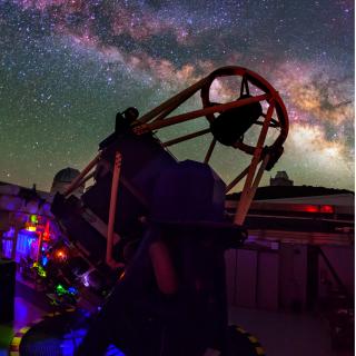 Telescopios robóticos disponibles en PETeR: Tel. Liverpool (en el ORM, La Palma), telescopios del Observatorio Las Cumbres y telescopios de la Open University (en el OT, Tenerife). Crédito: Daniel López / IAC