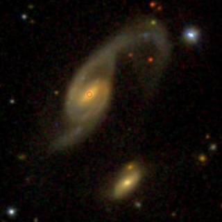 Imagen multibanda de la pareja en interacción Arp 70 obtenida del archivo de SDSS. A la izquierda, Arp 70b, la galaxia estudiada en esta investigación. Crédito: SDSS