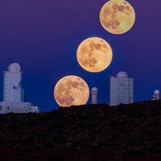 Tres imágenes superpuestas de la SuperLuna del 10 de agosto de 2014, tomadas en el Parque Nacional del Teide. En la imagen, los telescopios VTT y GREGOR. Autor:  Ovidio García (SECAT).