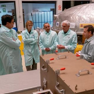 El ministro Óscar López en uno de los laboratorios del IAC durante su visita al centro / Inés Bonet El ministro Óscar López en uno de los laboratorios del IAC durante su visita al centro / Inés Bonet