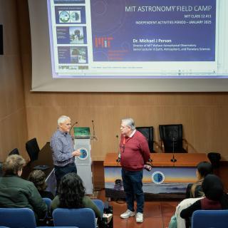 El alumnado del MIT Astronomy Field Camp comparte sus resultados científicos en el IAC/ Inés Bonet (IAC) El alumnado del MIT Astronomy Field Camp comparte sus resultados científicos en el IAC/ Inés Bonet (IAC)
