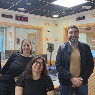 La presentadora Verónica Martín junto a los colaboradores e invitados del programa ‘Soñando Estrellas’. En esta edición participaron Enrique Pérez (IAA-CSIC), impulsor del proyecto Astroaccesible; la astrofísica divulgadora Alejandra Goded, responsable de la sección ‘Mirando al cielo’; y el doctorando del IAC Luis Barrios, protagonista del espacio ‘Del cielo a la tesis’.