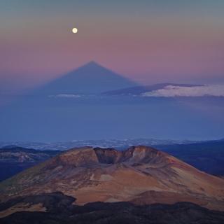 Sombra del Teide y Luna llena