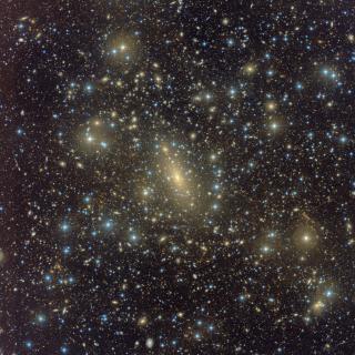 Imagen compuesta en color de IC 1101, basada en los datos del Wide Field Camera (WFC) del Isaac Newton Telescope (INT)