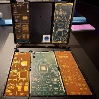 Electronic board developed by the IAC for the PLATO mission, displayed alongside other technological components in the exhibition ‘In search of new Earths’.