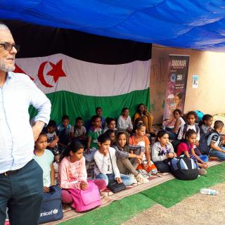 Grupo de niños saharauis que pasaron el verano en Tenerife con el programa Vacaciones en Paz junto al delegado del Frente Polisario en Canarias, Hamdi Ahmed Aomar