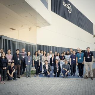 Asistentes al workshop "From Fake News to Real Clusters: The Controversial Fate of High-z Galaxy Protoclusters" junto al edificio IACTEC en La Laguna