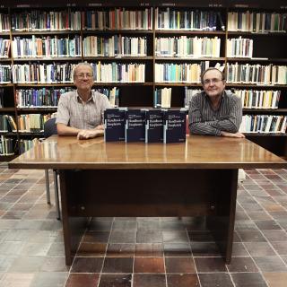Los investigadores del IAC Hans J. Deeg y Juan Antonio Belmonte junto a los cuatro volúmenes de Handbook of Exoplanets. Crédito: Inés Bonet (IAC).