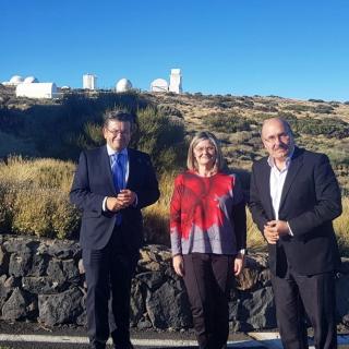 Juan Ramón Fuertes Blasco, Natalia Aznárez Gómez y Rafael Rebolo López en el Observatorio del Teide Juan Ramón Fuertes Blasco, Natalia Aznárez Gómez y Rafael Rebolo López en el Observatorio del Teide