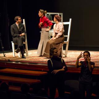 Daniel Sanginés, Débora Ávila, Sigrid Ojel, Verónica Redrado, Lidia Medina y Judith González durante la interpretación de la obra de teatro "El honor perdido de Henrietta Leavitt" en el Teatro Leal, en La Laguna. Credit: Daniel López / IAC.  