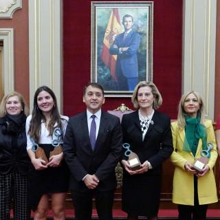 Las homenajeadas junto al alcalde y las concejalas tras el acto. Crédito: Ayuntamiento de Santa Cruz de Tenerife 