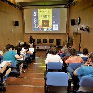 Nayra Rodríguez, astrofísica divulgadora del IAC, durante la presentación del curso "Astronomy Adventure in the Canary Islands" Nayra Rodríguez, astrofísica divulgadora del IAC, durante la presentación del curso "Astronomy Adventure in the Canary Islands"
