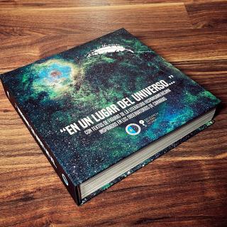 Ejemplar del libro “En un lugar del Universo…” editado por el IAC. Foto: Inés Bonet (IAC).