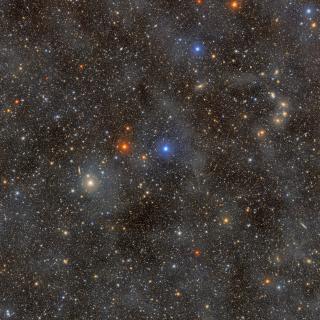 Océano de estrellas: Las tenues nubes luminosas que se extienden por toda esta imagen son cirros galácticos: nubes de gas y polvo interestelar que pueden observarse en primer plano de la Vía Láctea.