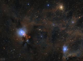 Imagen en el rango óptico de la nube molecular de Perseo, una conocida región de intensa formación estelar. El polvo interestelar de esta región, que genera la EAM, es claramente visible, pues refleja la luz de estrellas cercanas. Créditos: APOD, 14 de Enero de 2017, Lóránd Fényes.