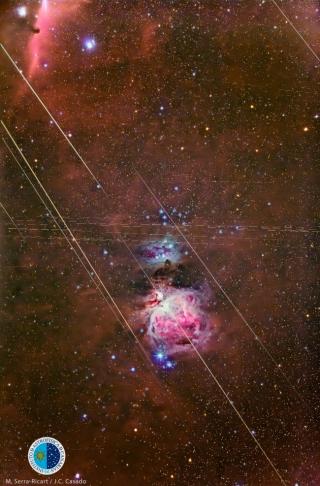 Image obtained from exposures taken between 0:50 and 05:10 UT on 14th December 2014 from the Teide Observatory (Instituto de Astrofísica de Canarias, IAC), at the point of maximum activity of the Geminids. The field is centred on the Orion Nebula (M42), w Image obtained from exposures taken between 0:50 and 05:10 UT on 14th December 2014 from the Teide Observatory (Instituto de Astrofísica de Canarias, IAC), at the point of maximum activity of the Geminids. The field is centred on the Orion Nebula (M42), w