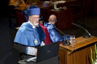 John Beckman giving a speech during his invesment as Doctor Honoris Causa at the Main hall of the University of La Laguna. Credit: Elena Mora (IAC).