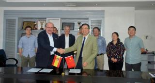 Rafael Rebolo, director of the Instituto de Astrofísica de Canarias (IAC), and Gang Zhao, general deputy director of the NAOC, after the signing of the memorandum. In the center, Romano Corradi, deputy director of the Gran Telescopio CANARIAS (GTC), and m Rafael Rebolo, director of the Instituto de Astrofísica de Canarias (IAC), and Gang Zhao, general deputy director of the NAOC, after the signing of the memorandum. In the center, Romano Corradi, deputy director of the Gran Telescopio CANARIAS (GTC), and m