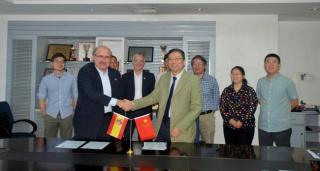 Rafael Rebolo, director of the Instituto de Astrofísica de Canarias (IAC), and Gang Zhao, general deputy director of the NAOC, after the signing of the memorandum. In the center, Romano Corradi, deputy director of the Gran Telescopio CANARIAS (GTC), and m