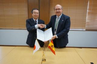 From left to right: Katsumi Midorikawa, director of RIKEN Centre for Advanced Photonics, and Rafael Rebolo, director of the Instituto de Astrofísica de Canarias (IAC). Credit: RIKEN Centre for Advanced Photonics. From left to right: Katsumi Midorikawa, director of RIKEN Centre for Advanced Photonics, and Rafael Rebolo, director of the Instituto de Astrofísica de Canarias (IAC). Credit: RIKEN Centre for Advanced Photonics.
