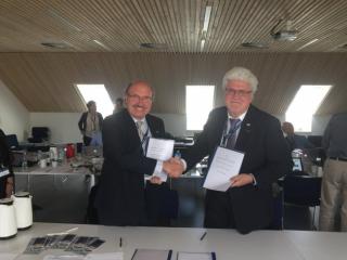 Rafael Rebolo, director del Instituto de Astrofísica de Canarias (IAC), y Oskar von der Lühe, director del Instituto Kiepenheuer de Física Solar (KIS), tras la firma del acuerdo. 8456