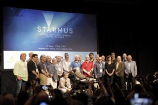 Todos los ponentes de la primera jornada de Starmus 2016 junto a Stephen Hawking. Crédito: Elena Mora (IAC). 8468