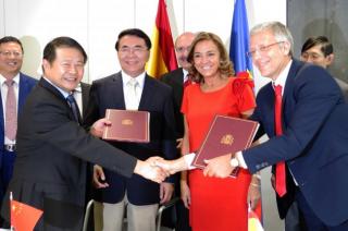 Romano Corradi, and the Director General of the National Astronomical Observatories of China (NAOC), Jun Yan, during the sign of the agreement for scientific and technological collaboration at the Office of the Secretary of State for R+D+I in Madrid. The Romano Corradi, and the Director General of the National Astronomical Observatories of China (NAOC), Jun Yan, during the sign of the agreement for scientific and technological collaboration at the Office of the Secretary of State for R+D+I in Madrid. The