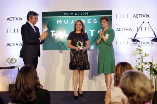 The IAC engineer Mary Marreto receiving the prize "Women with Talent". Credit: Danone. The IAC engineer Mary Marreto receiving the prize "Women with Talent". Credit: Danone.