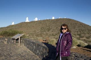 La escritora Ángela Vallvey en su visita al Observatorio del Teide (Tenerife). Crédito: Elena Mora (IAC). 8557