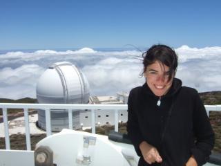 Una alumna del Máster de Astrofísica con el Telescopio William Herschel al fondo. 7997