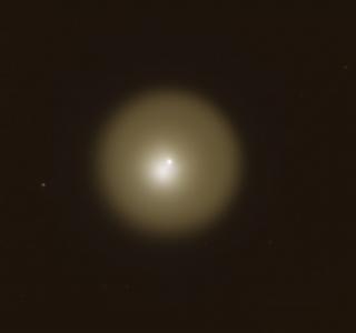 Imagen del cometa 17P/Holmes captada el pasado 26 de octubre desde el Telescopio IAC 80, en el Observatorio del Teide. En ella se puede apreciar el brillo del núcleo, así como su coma rodeándolo. La dimensión total del cometa, desde el núcleo hasta la zon 8015