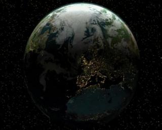 Infografía donde se aprecia la contaminación lumínica generada durante la noche en el continente europeo.Crédito: IAC/ SMM 8047