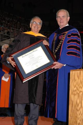 Francisco Sánchez recibe el Honoris Causa de manos de J. Bernard Manchen, presidente de la Universidad de Florida. La ceremonia tuvo lugar el pasado 3 de mayo.Crédito: Universidad de Florida. 8048
